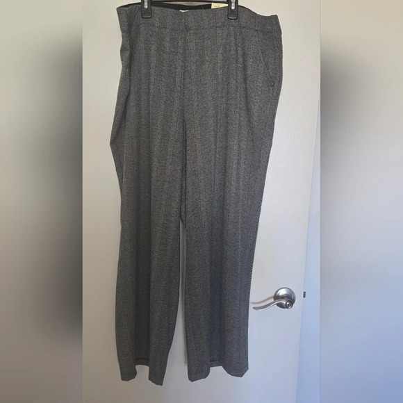 Max Studio Women's Wide Leg Pleated Pant - Picture 3 of 7